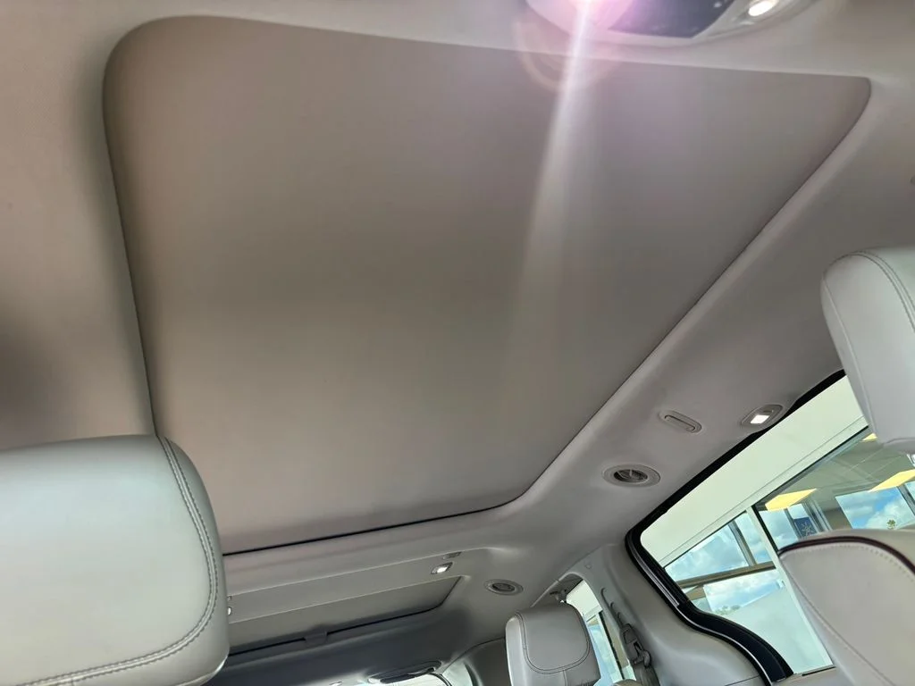 Used 2017 Silver Chrysler Limited image 29