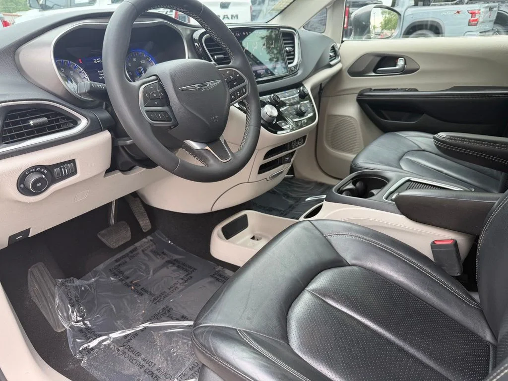Used 2022 Crystal Metallic Chrysler Touring L image 19