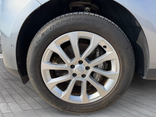 Used 2025 Eiger Grey Metallic Land Rover SE image 9