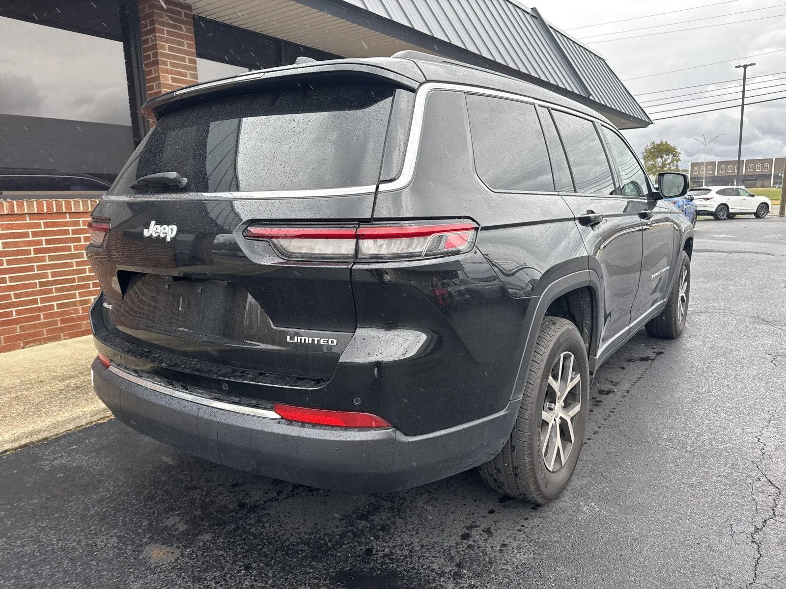 Used 2025 Diamond Black Crystal Pearlcoat Jeep Limited image 6