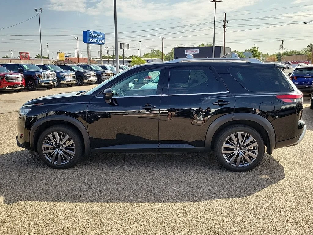 Used 2022  Nissan SL image 6