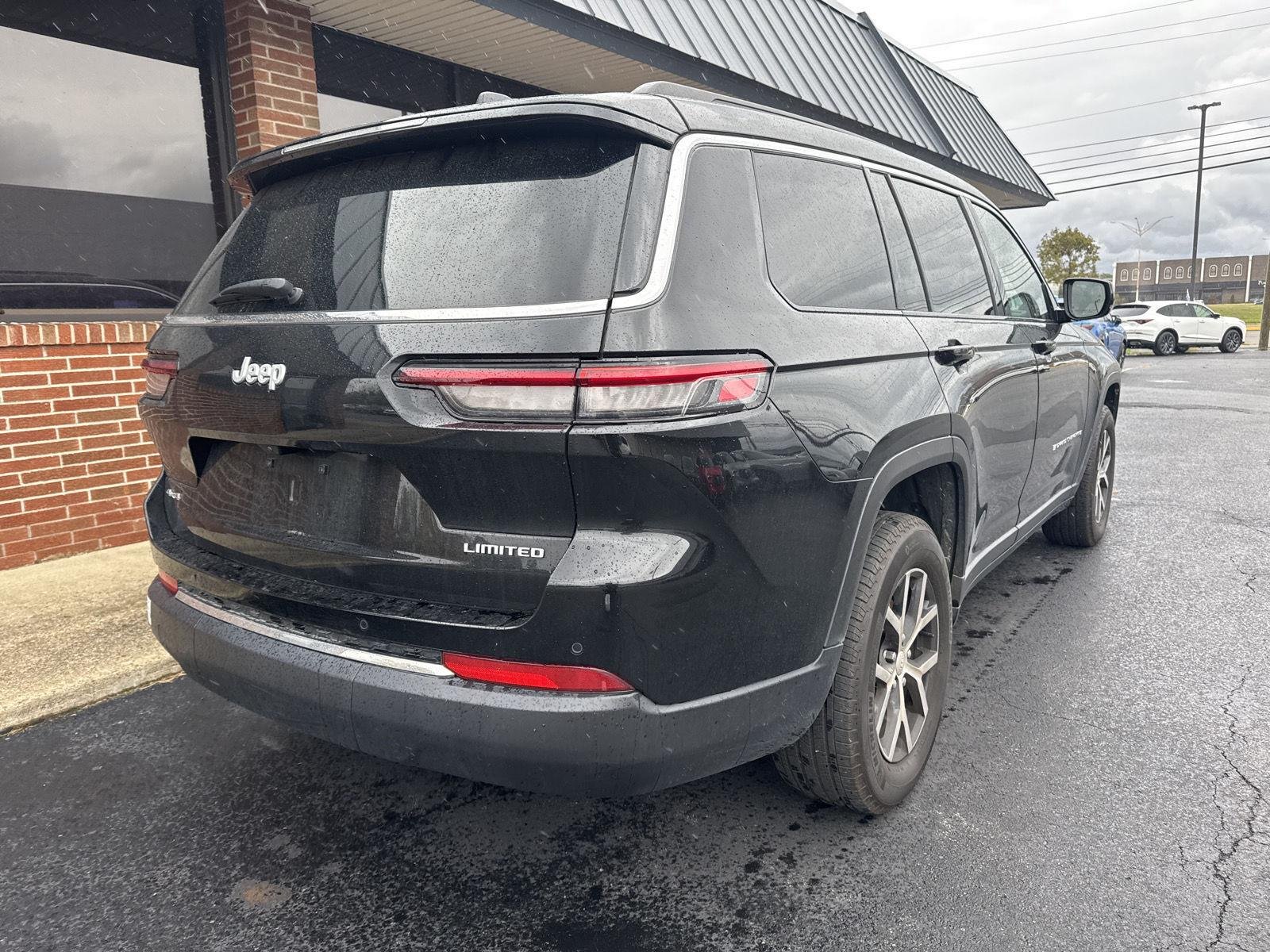 Used 2025 Diamond Black Crystal Pearlcoat Jeep Limited image 6