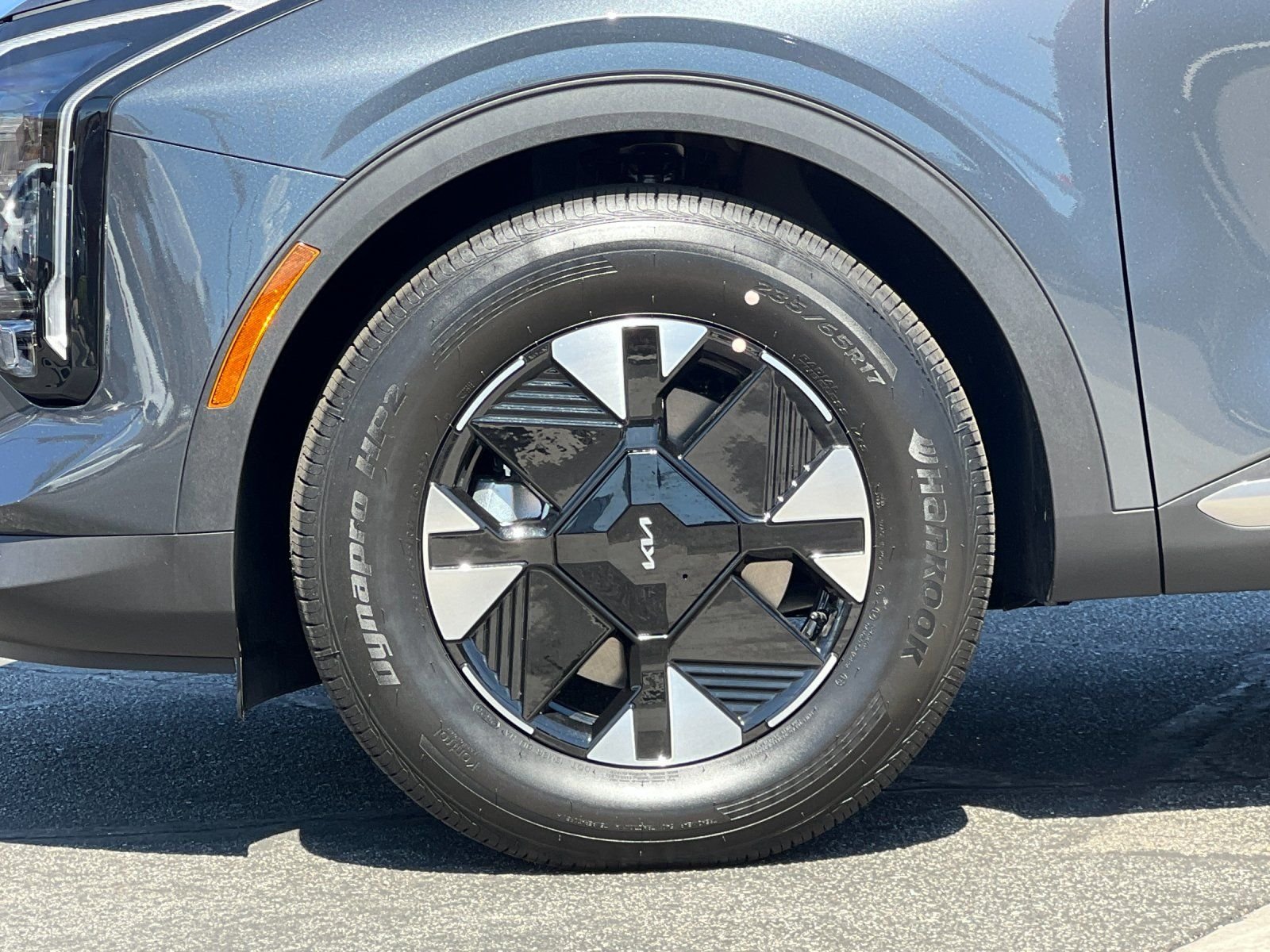 New 2027 Gravity Gray Kia LX image 32