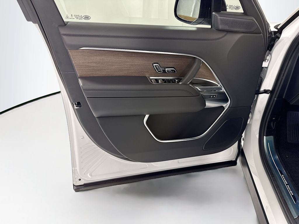 New 2026 Fuji White Land Rover SE image 25