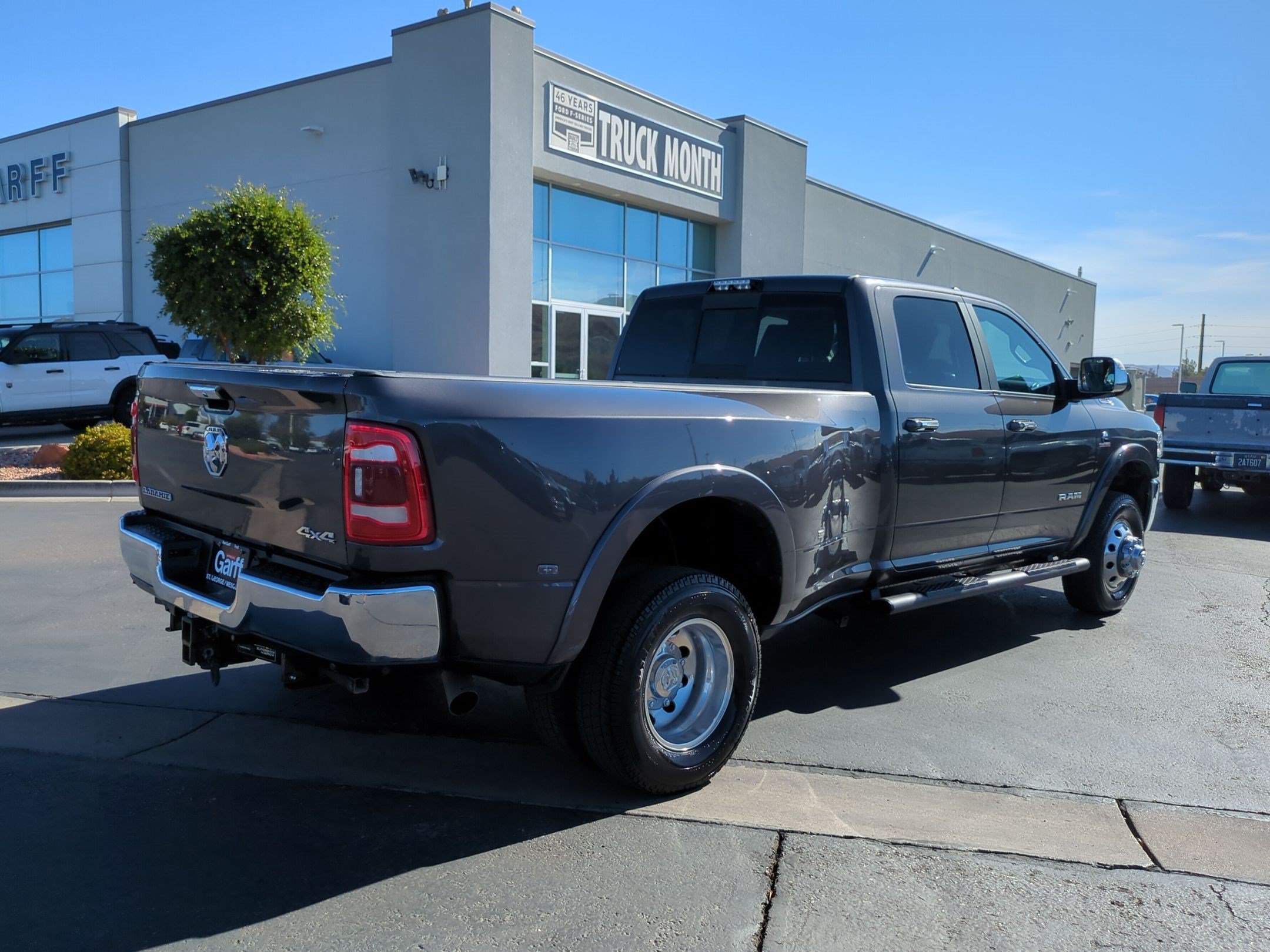 Used 2019 Granite Crystal Clearcoat Metallic Ram Laramie image 3