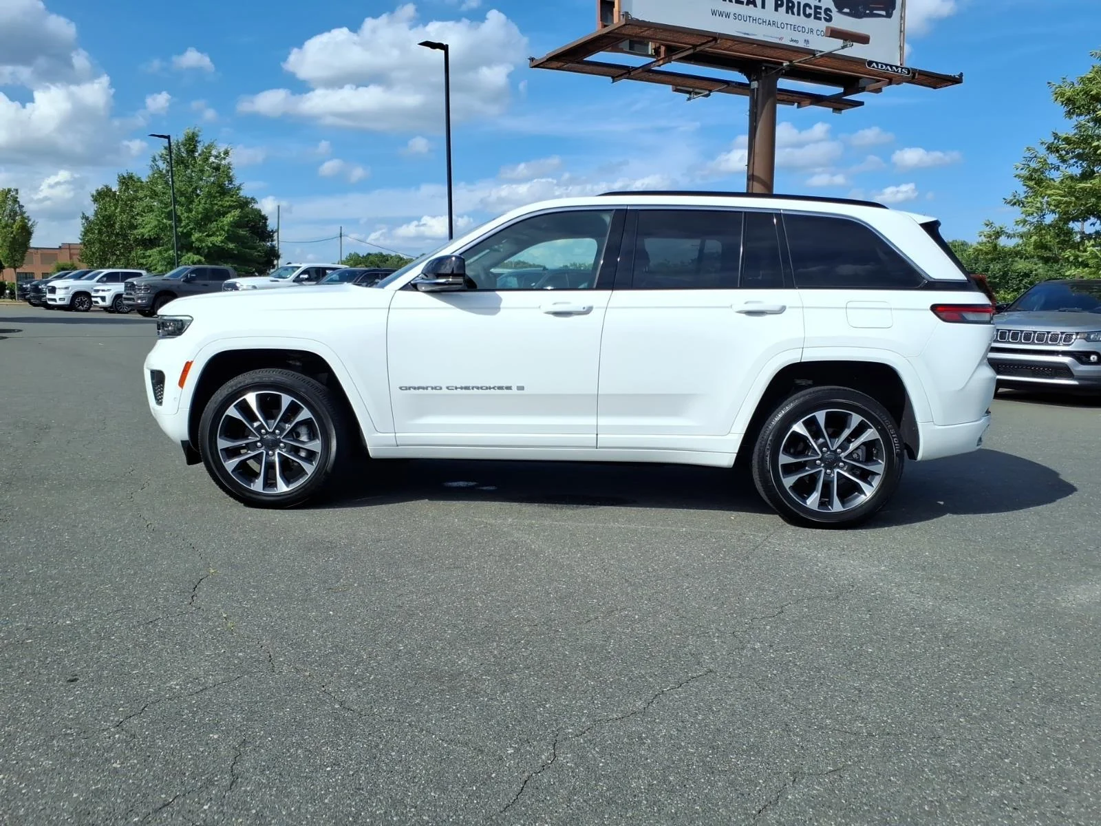 Used 2024 WHITE JEEP OVRLND image 3