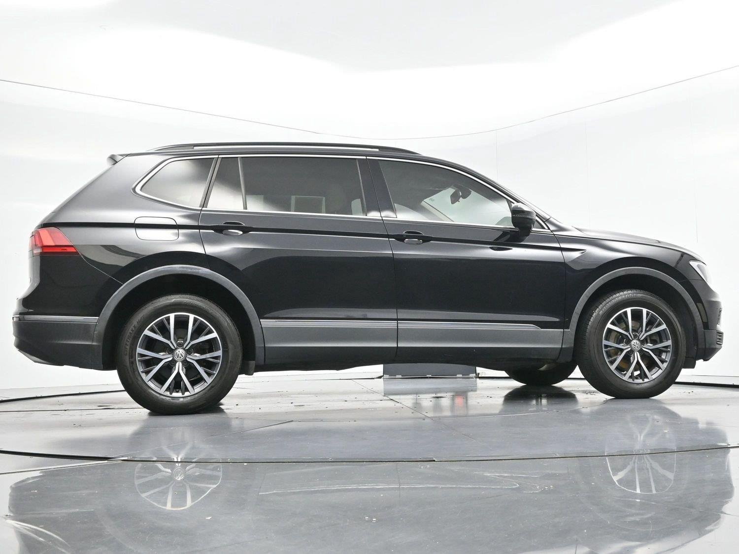 Used 2020 Deep Black Pearl Volkswagen SE image 51