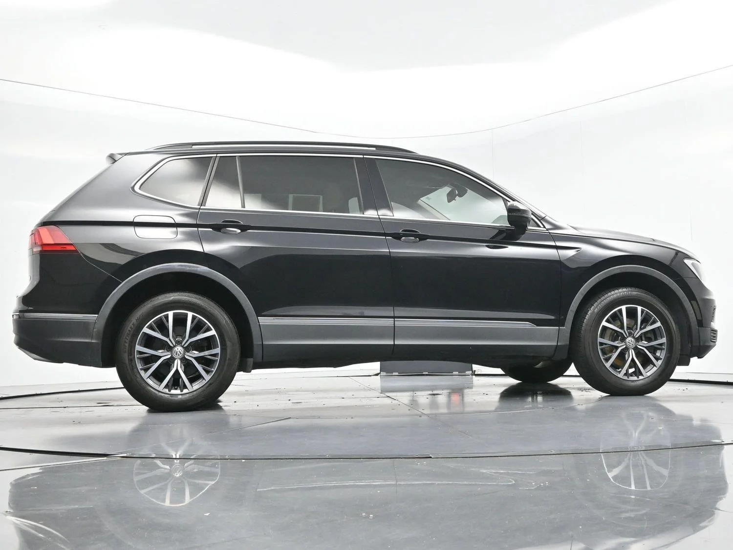 Used 2020 Deep Black Pearl Volkswagen SE image 51