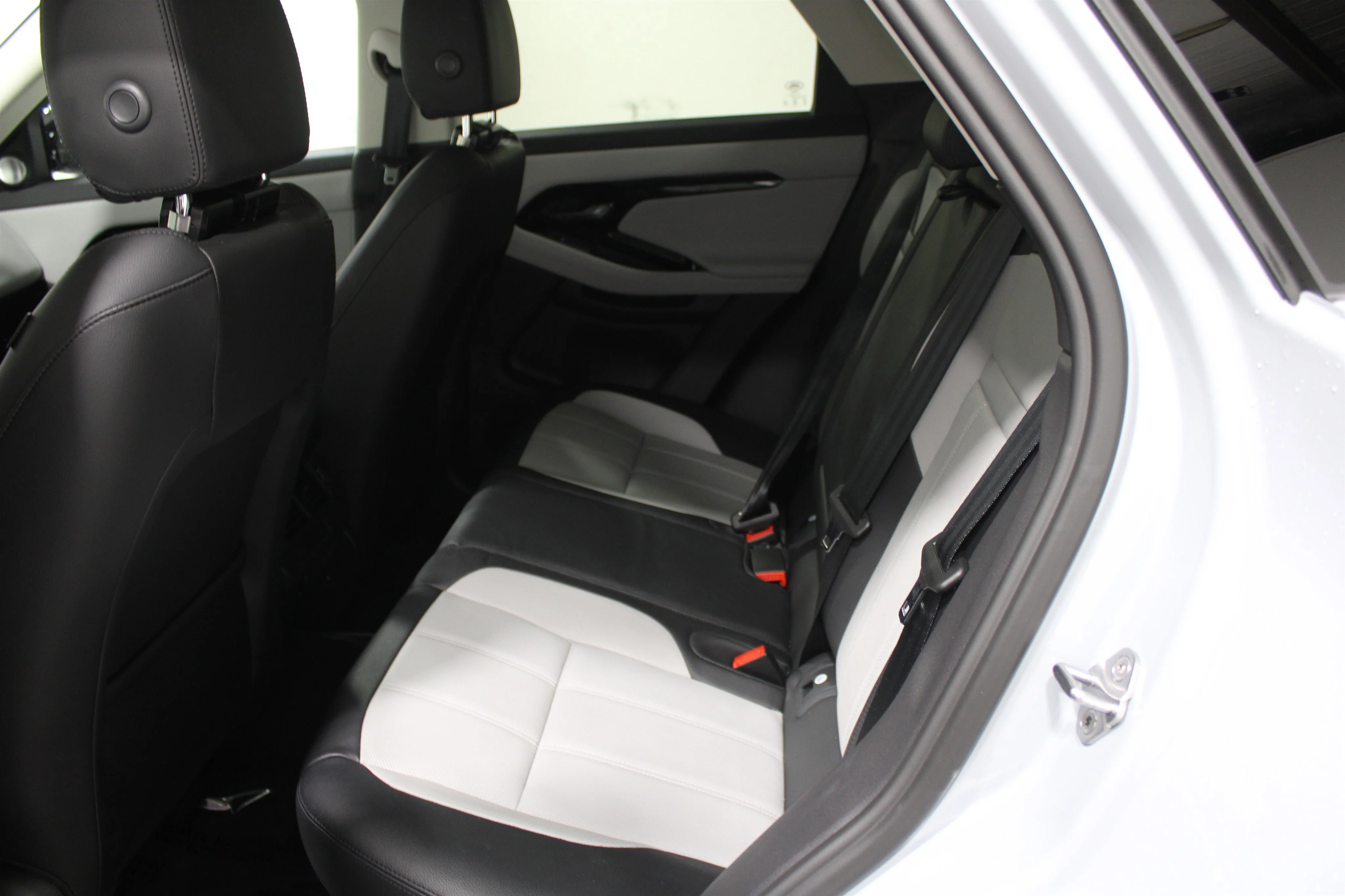2024 Land Rover Range Rover Evoque Dynamic SE - Photo 18