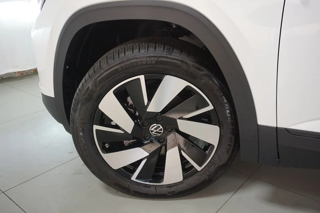 New 2026 White/off-white Volkswagen SE w/Technology image 32