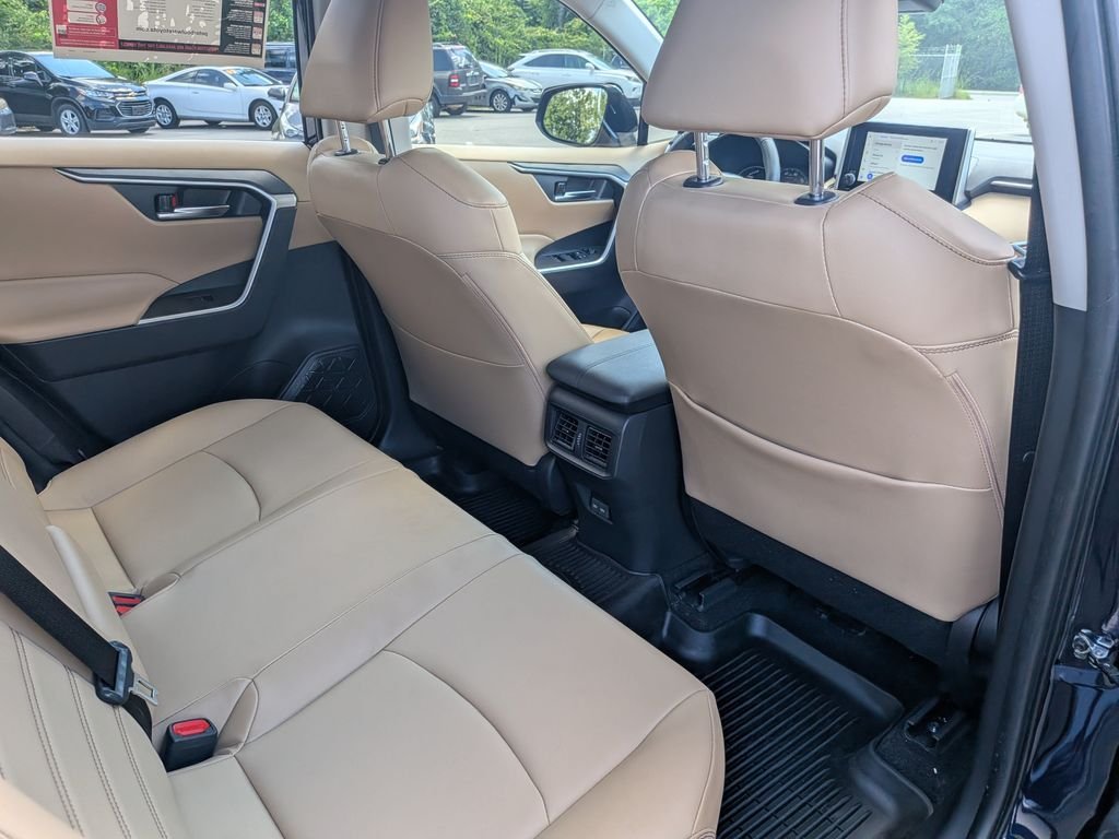 Used 2025  Toyota XLE Premium image 28