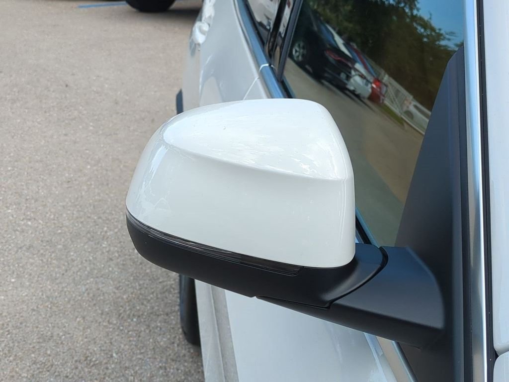 New 2026 Alpine White BMW xDrive40i image 12