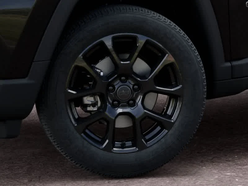 New 2026 Diamond Black Crystal Pearlcoat Jeep Latitude Altitude image 8