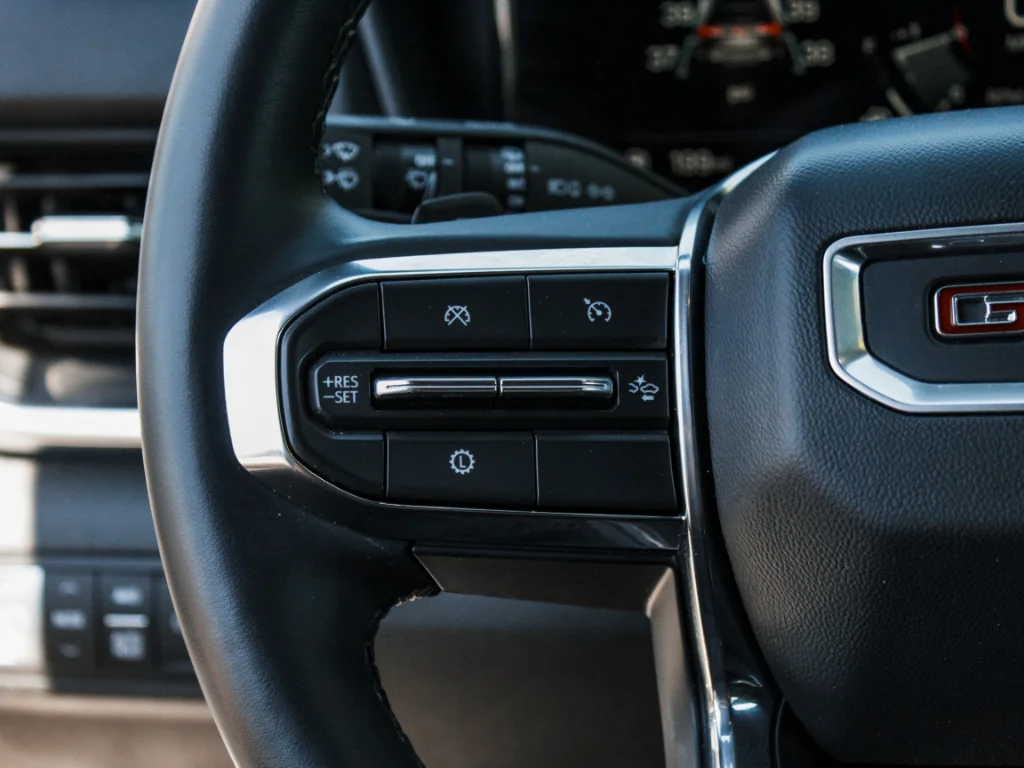 Used 2025  GMC AWD Elevation image 12