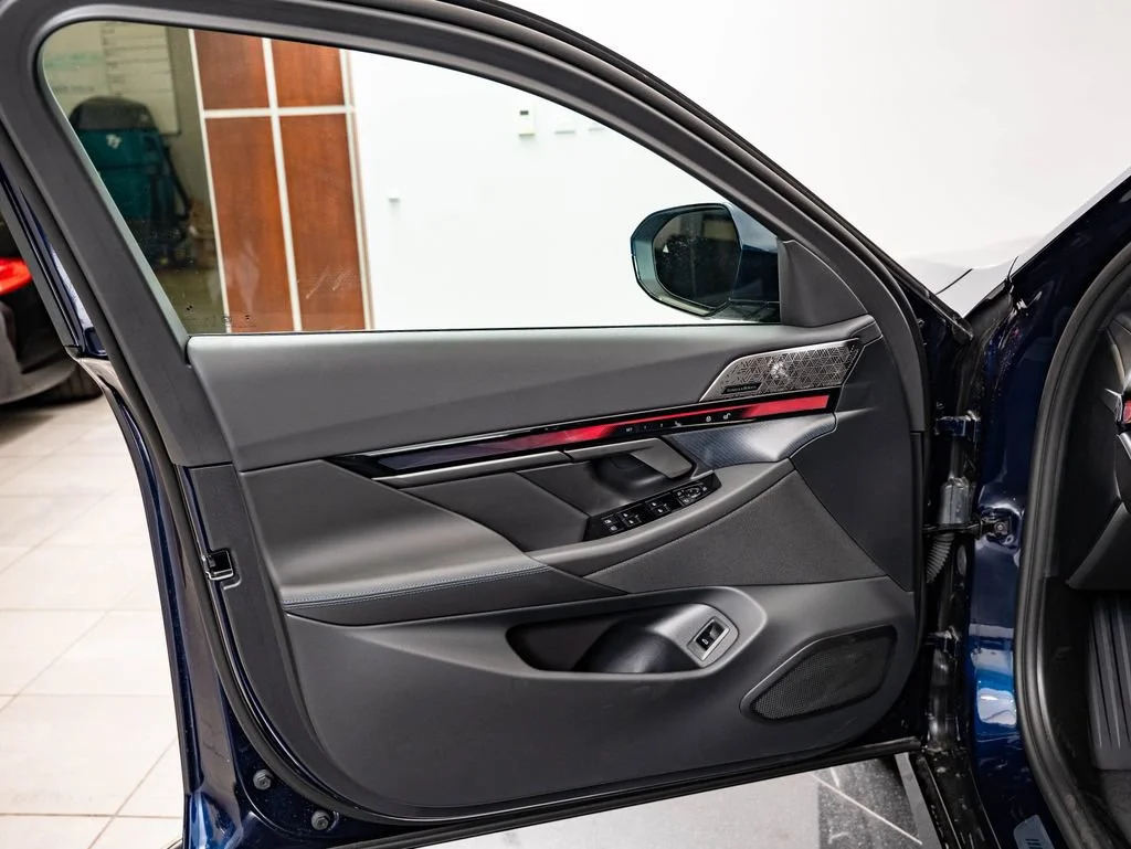 New 2027 Tanzanite Blue II Metallic BMW 550e xDrive image 25