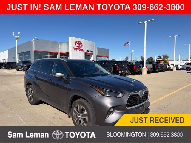 Used 2022 Gray Toyota XLE image 1