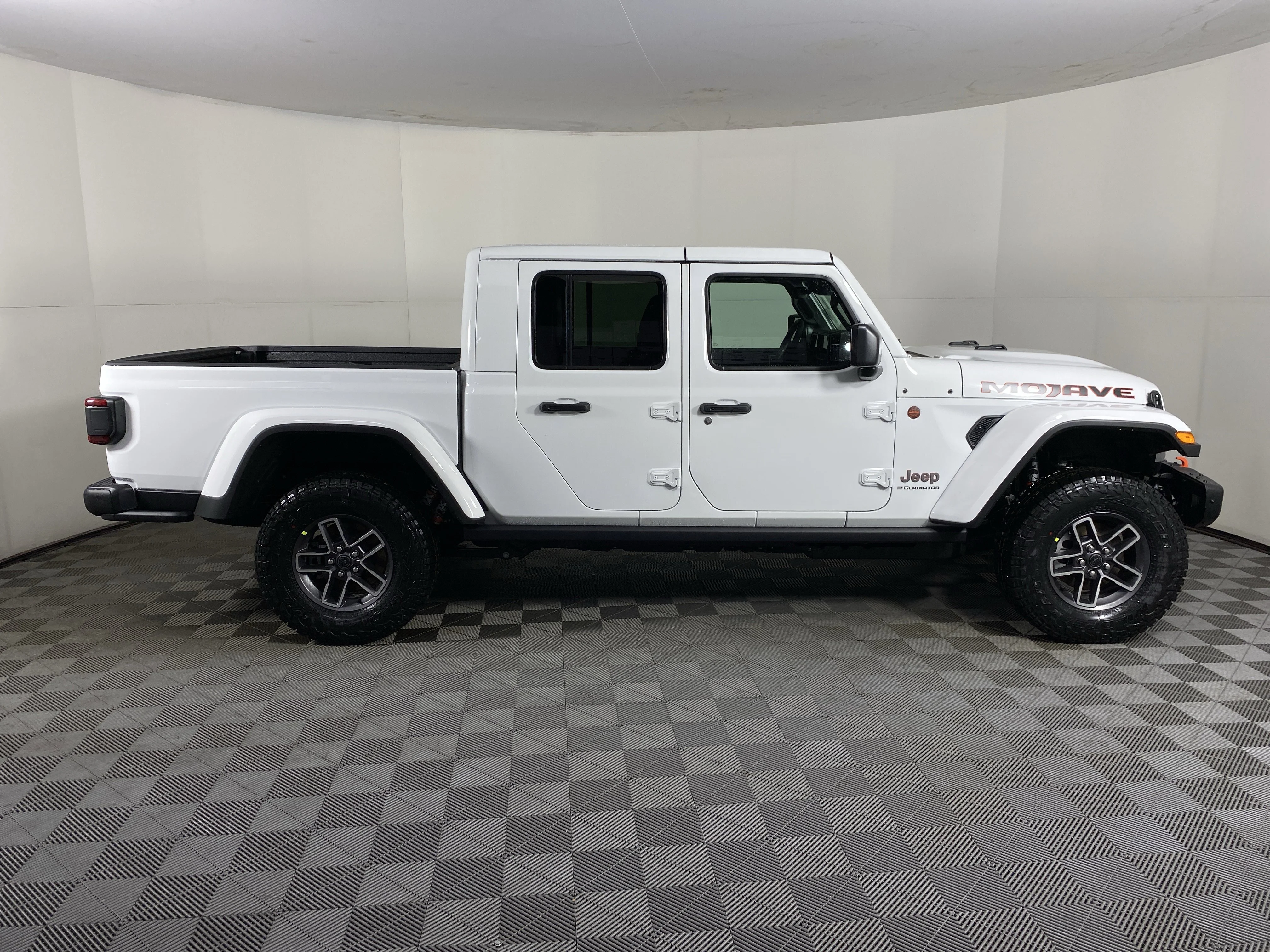 New 2026 Bright White Clear-Coat Exterior Paint Jeep Mojave X image 6