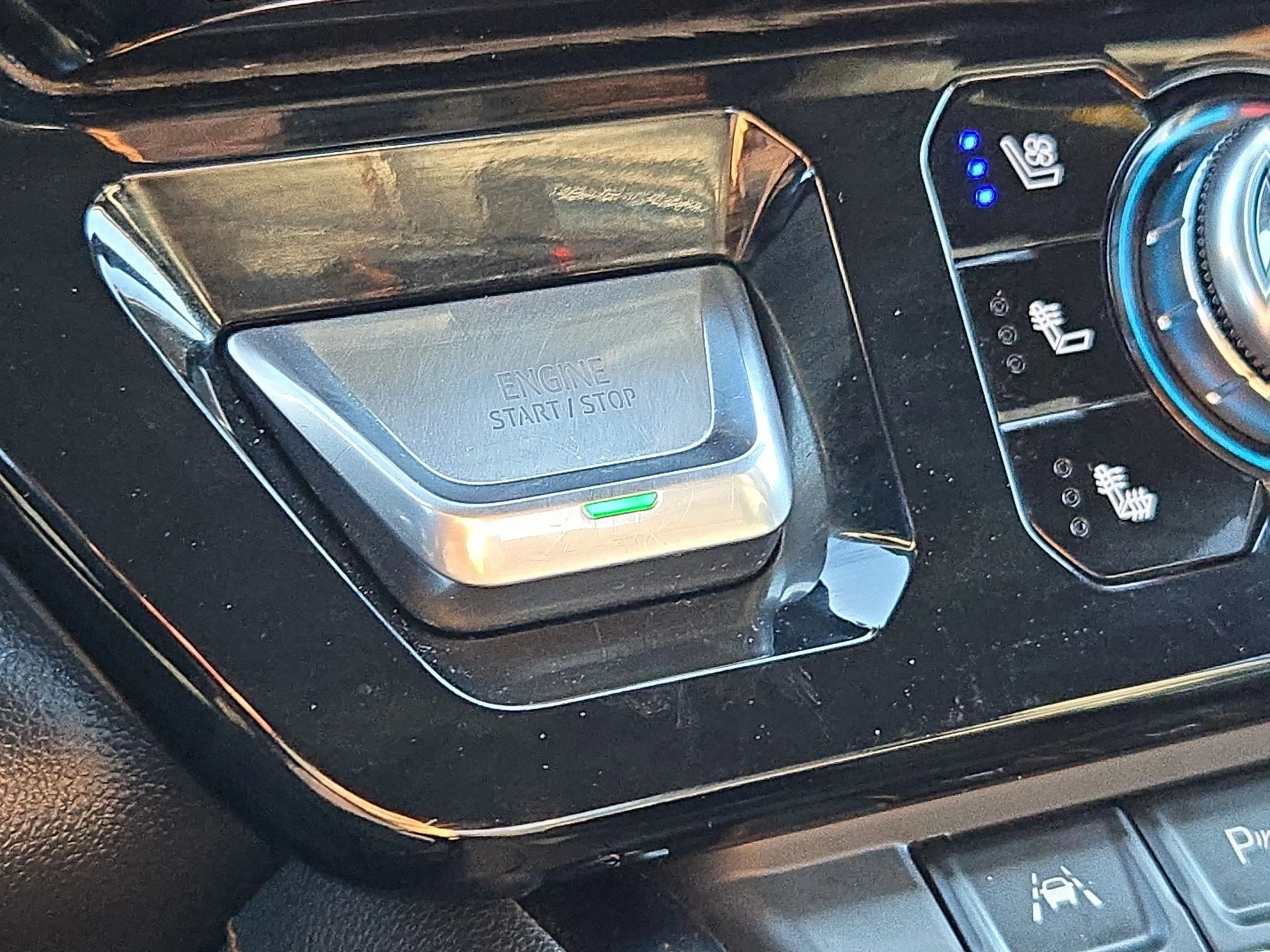 Used 2025 Sterling Metallic GMC AT4 image 19