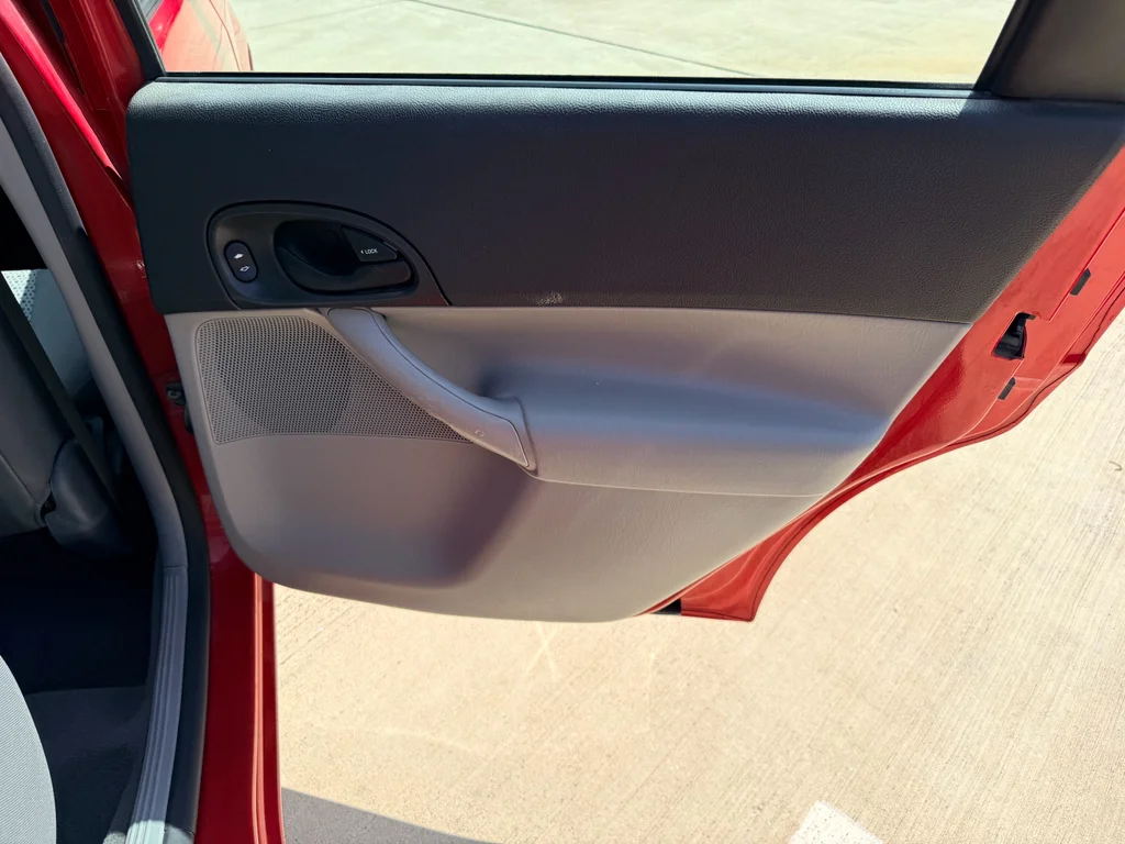 Used 2006 Infra-Red Clearcoat Ford SE image 17