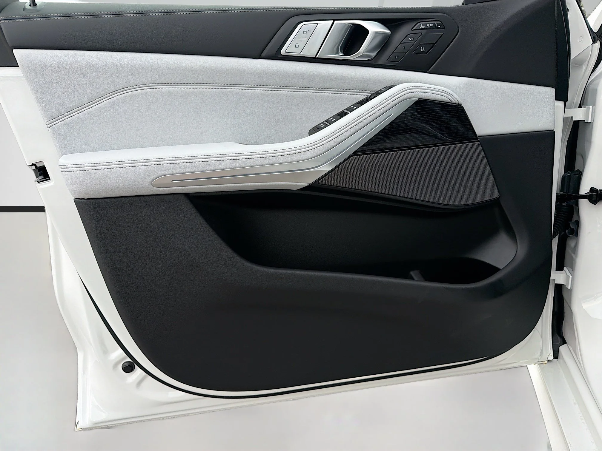 New 2027 Alpine White BMW xDrive40i image 23