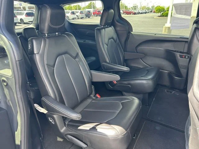 Used 2025 White Chrysler Select image 31