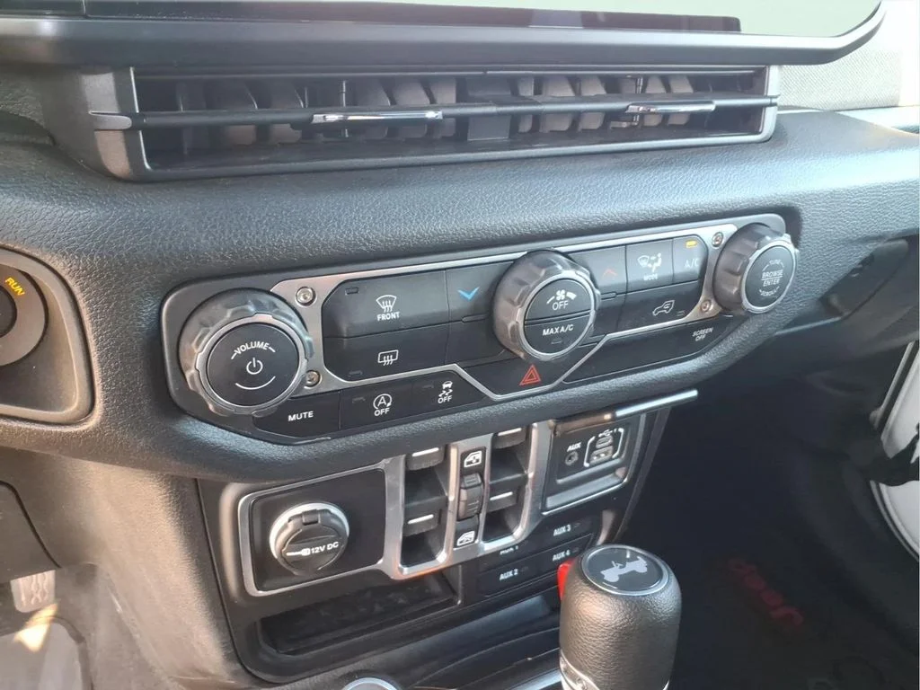 Used 2025 White Jeep Sport S image 27