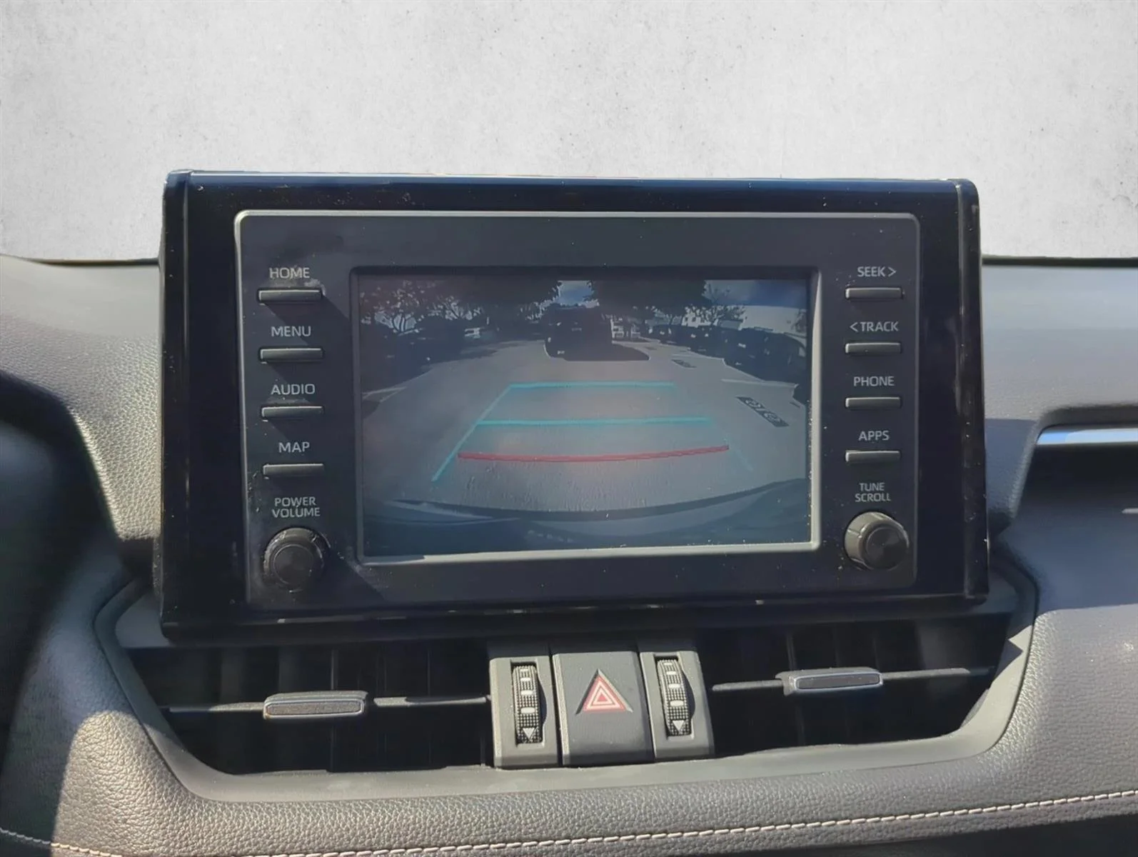 Used 2019 Super White Toyota XLE Premium image 22