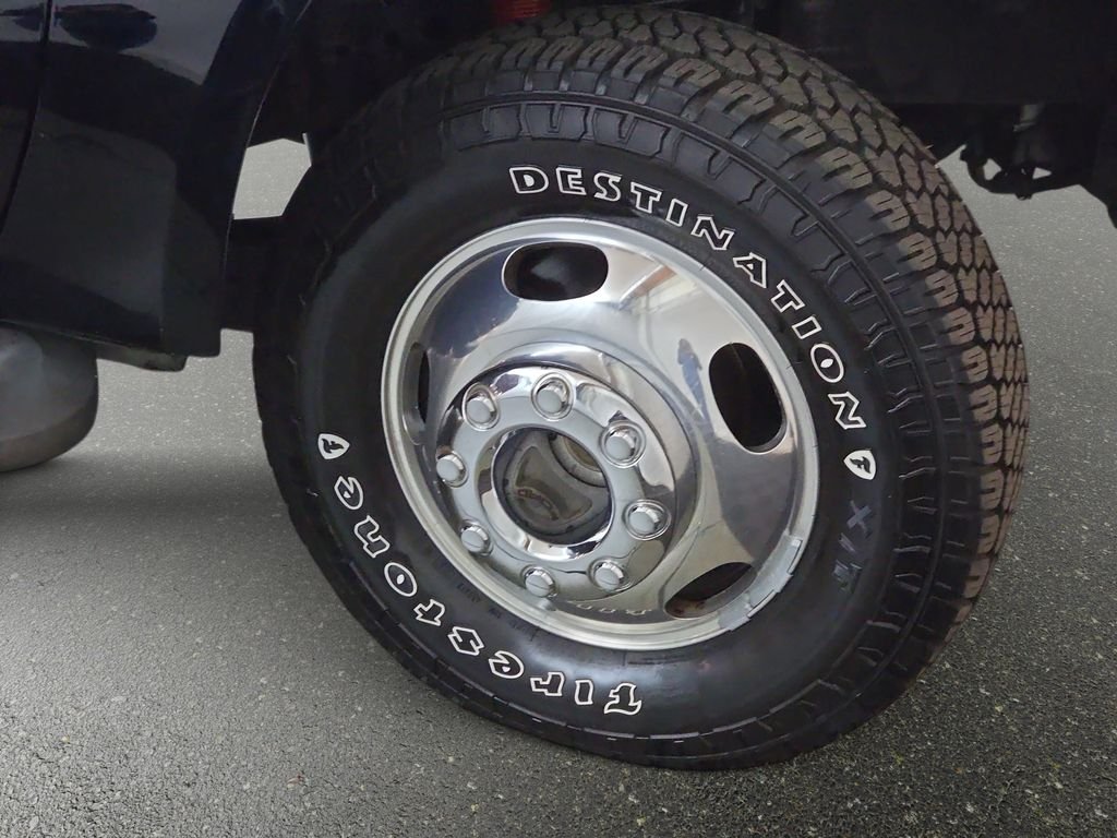 Used 2005 Black Clearcoat Ford  image 24