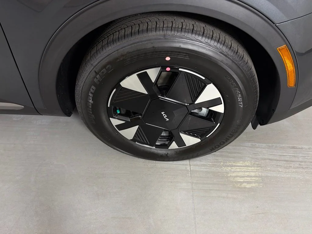 New 2027 Gravity Gray Kia LX image 10
