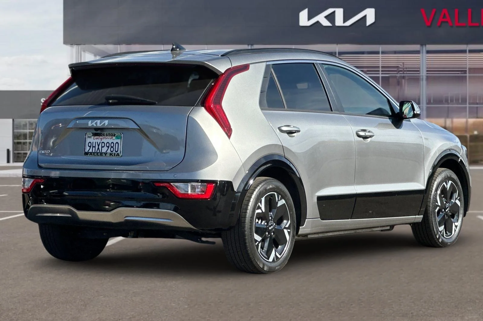 Used 2023 Steel Gray Kia Wind image 4