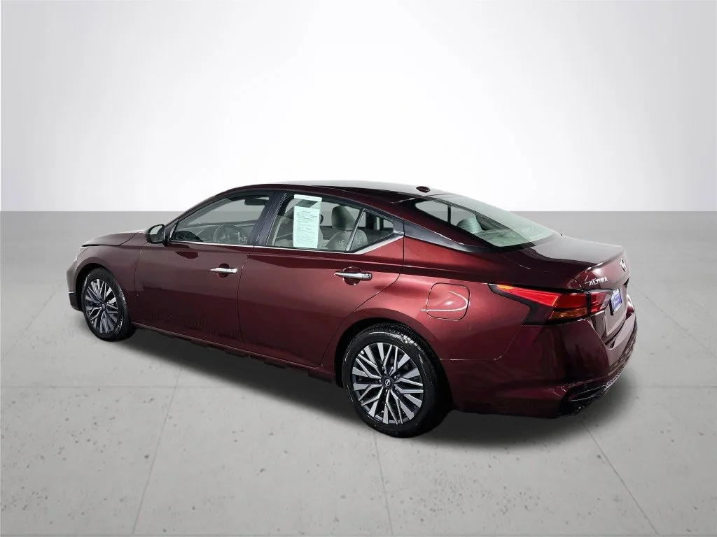 Used 2025 Red Nissan 2.5 SV image 8