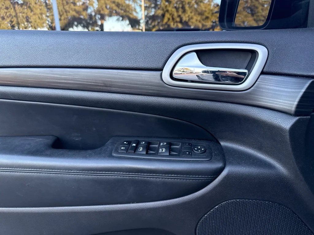 Used 2022 Gray Jeep Laredo X image 10