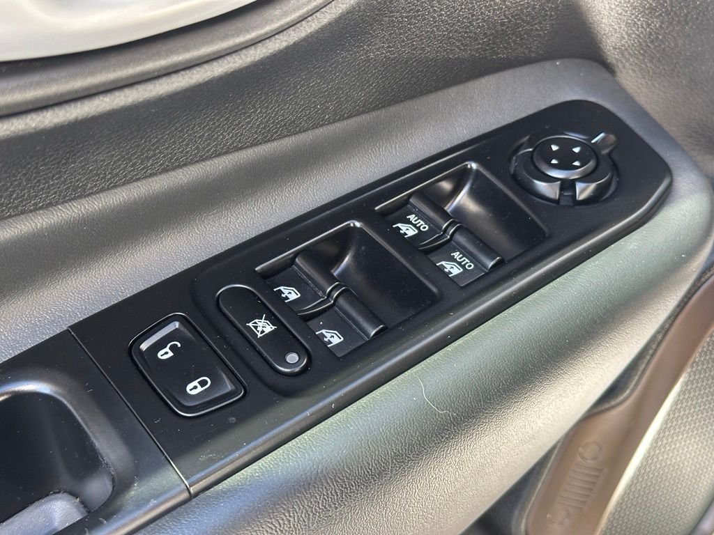 Used 2023 White Jeep Latitude image 11