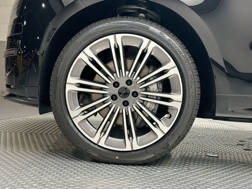 New 2026 Santorini Black Land Rover Dynamic SE image 5