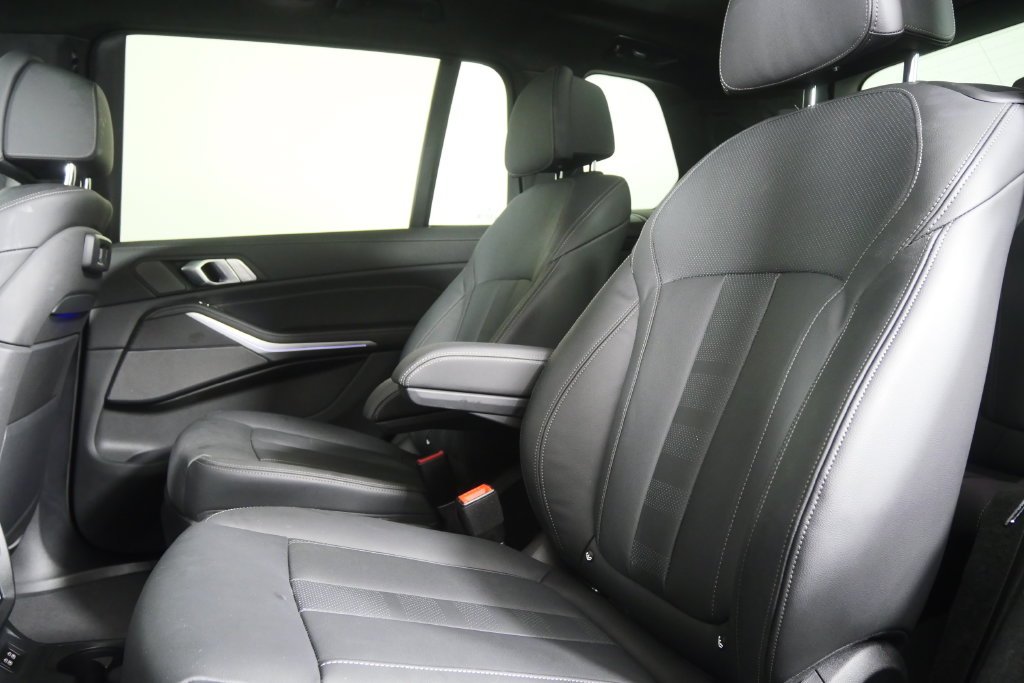 Used 2022 Black Sapphire Metallic BMW M50i image 16