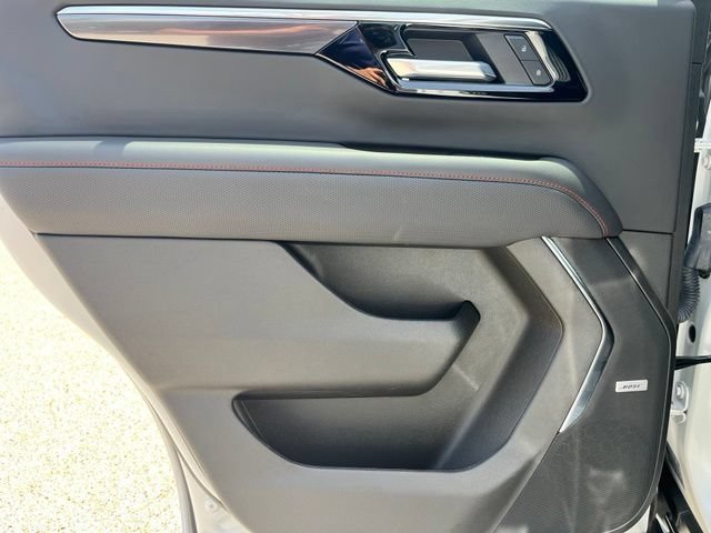 Used 2025 Iridescent Pearl Tricoat Chevrolet RST image 25
