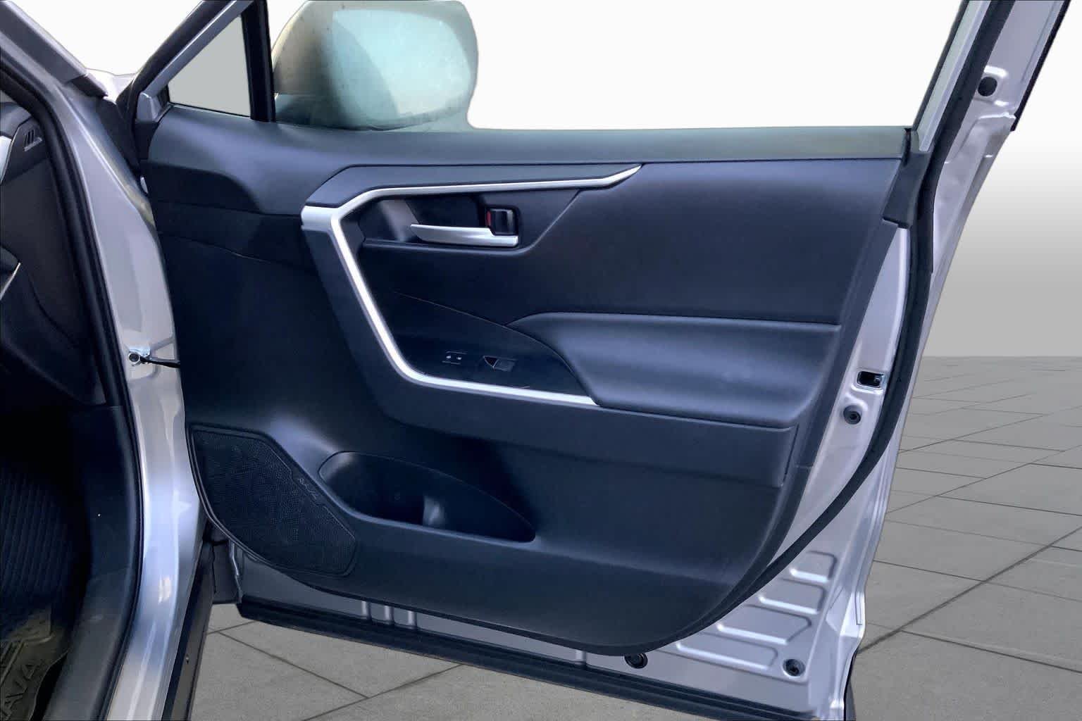 Used 2025 Silver Sky Metallic Toyota XLE image 22
