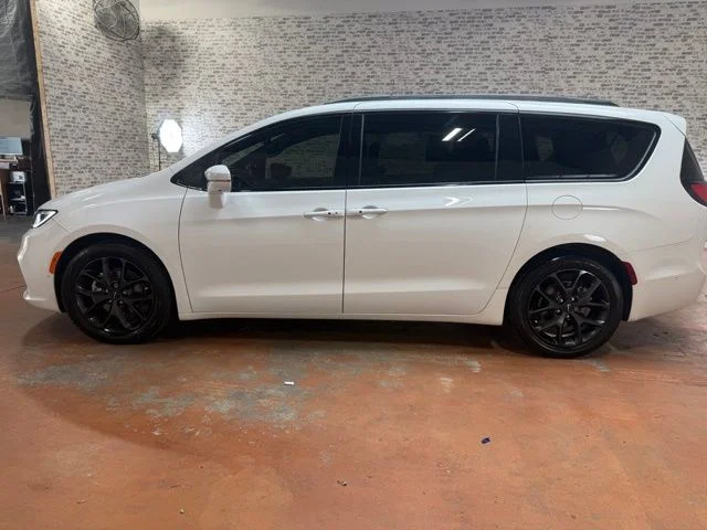 Used 2022 Bright White Clearcoat Chrysler Limited image 4