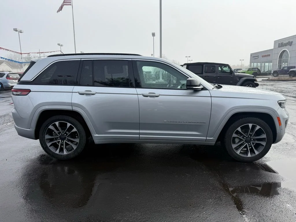 New 2025 Silver Zynith Exterior Paint Jeep Overland image 2