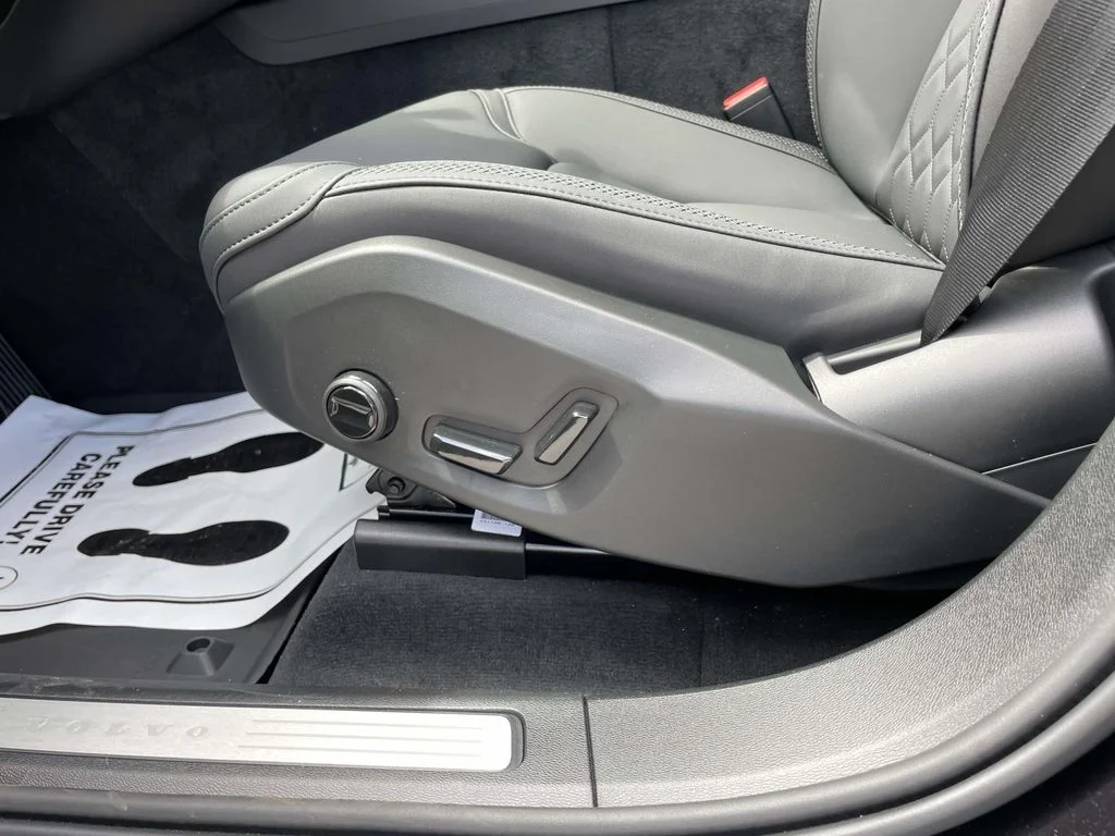 2026 Volvo XC60 Plus - Photo 8