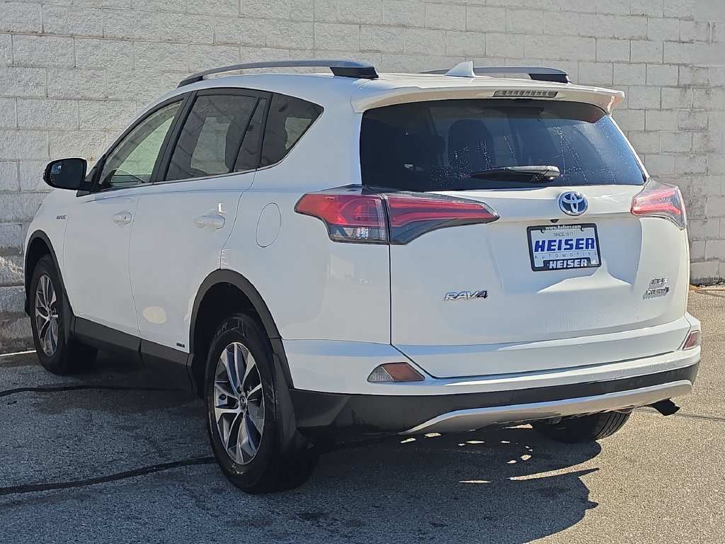 Used 2018 White Toyota XLE image 11