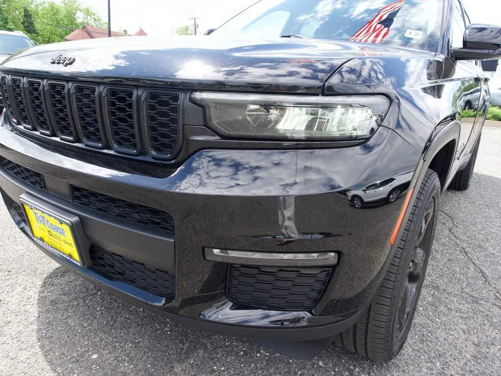 Certified Used 2022 Black Jeep Limited 4x4 image 9