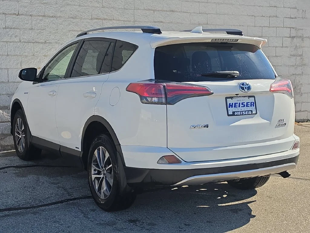 Used 2018 White Toyota XLE image 11