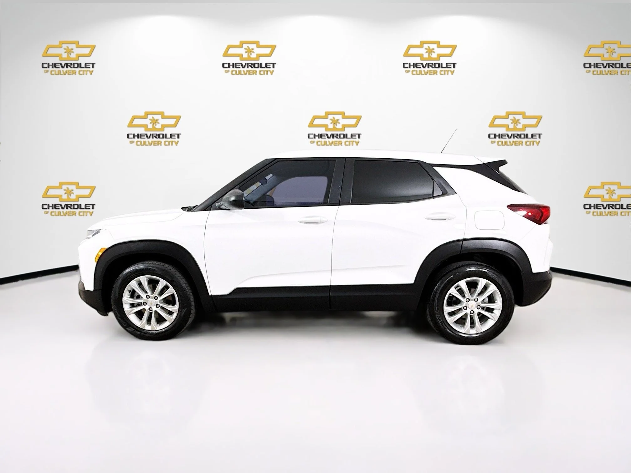 Used 2023 Summit White Chevrolet LS image 5