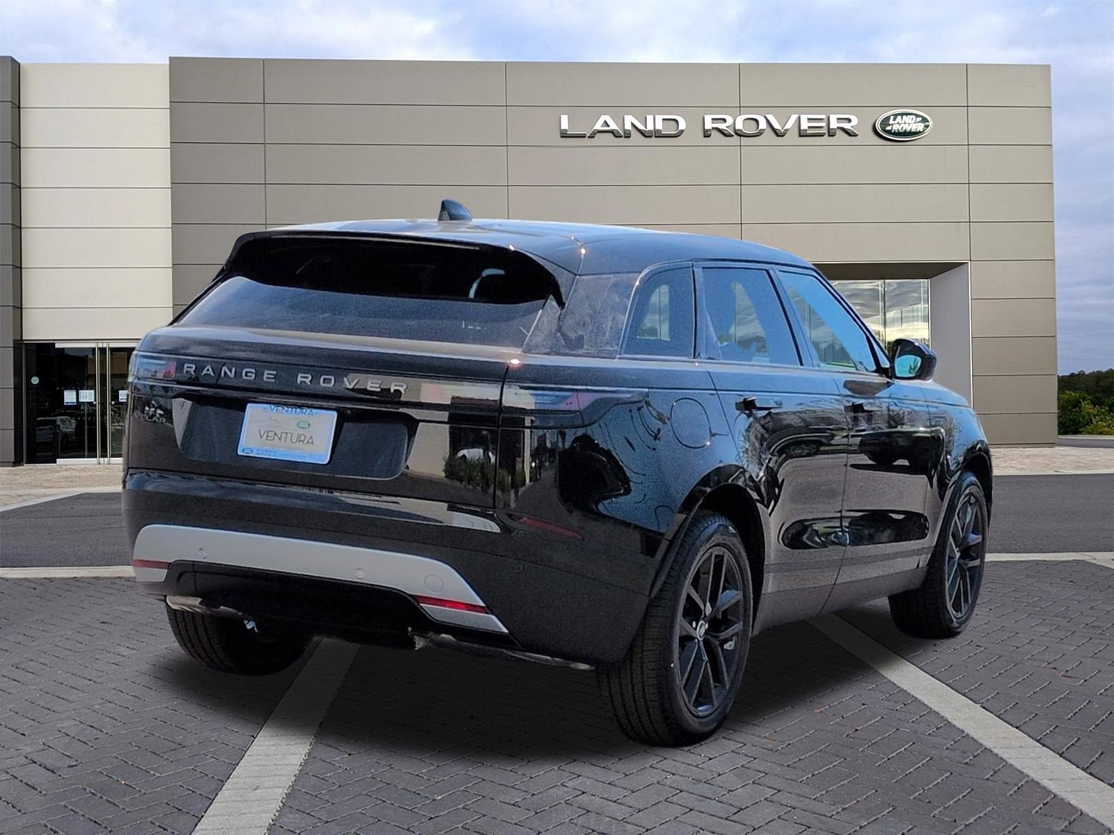 New 2026 Santorini Black Metallic Land Rover S image 5
