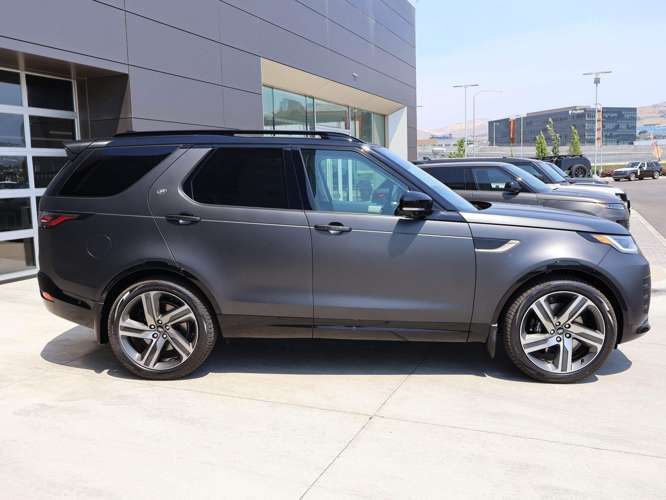 New 2026 Carpathian Grey LAND ROVER Gemini Edition image 4