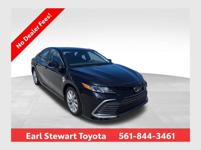 2022 Toyota Camry LE's photo