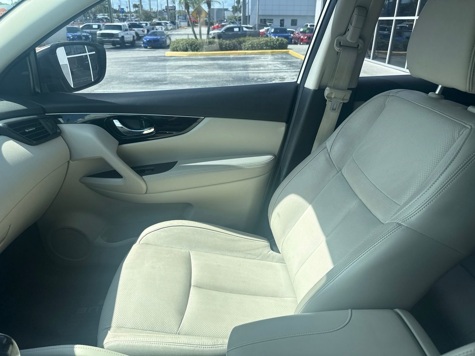Used 2019 White Nissan SL image 20