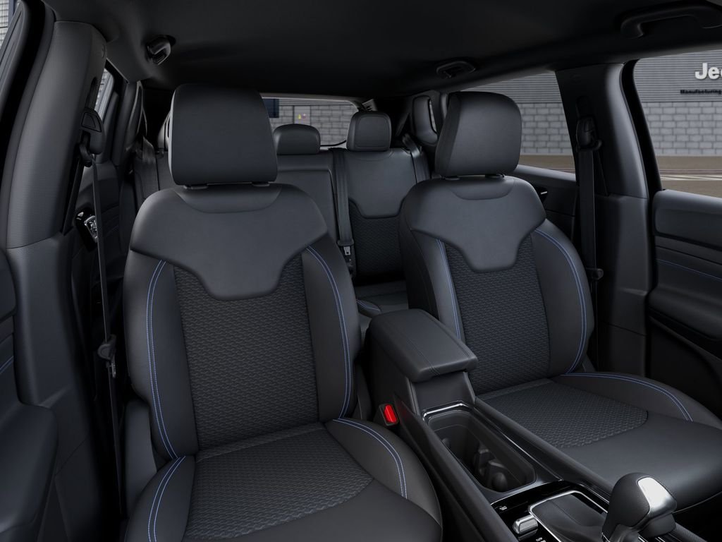 New 2026 Bright White Clearcoat Jeep Latitude image 7