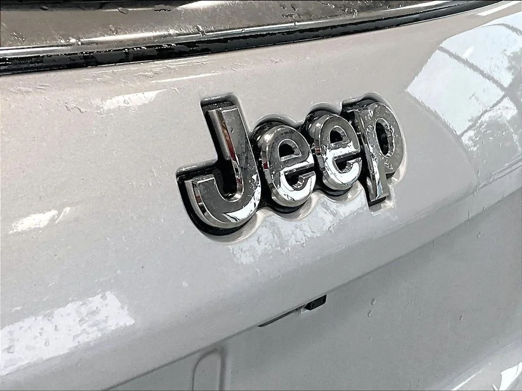 Used 2024 Silver Jeep Limited image 9